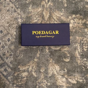 Poedagar silverfärgad klocka - Stilren klocka från Poedagar med silverfärgat armband i metall och rund boett. Urtavlan är ljusblå med subtilt mönster och minimalistiska visare. Kommer i snygg mörkblå ask med gul text. Perfekt för dig som gillar klassisk design med modern touch.