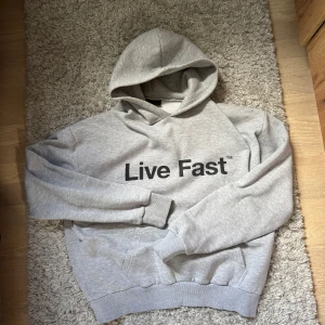 Lfdy hoodie  - Lfdy hoodie i storlek M. Hoodien är i väldigt bra skick! Skriv vid funderingar!
