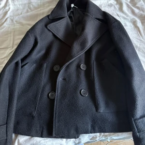 Svart kappa  - Svart kappa från design by si i storlek xs/s, som säljs på grund av att den inte längre kommer i användning. Lite nopprig som är anledning till billigare pris! 