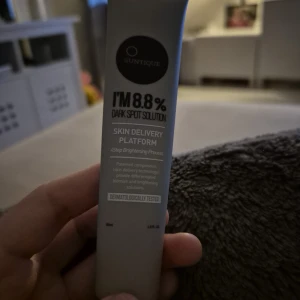 Suntique Dark Spot Solution 8.8% - Suntique I’M 8.8% Dark Spot Solution är en ljusgrå tub med svart och vit text, speciellt framtagen för att reducera mörka fläckar och jämna ut hudtonen. Innehåller avancerad skin delivery-teknologi och är dermatologiskt testad. Perfekt för dig som vill ha en klarare och jämnare hy.