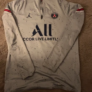 Paris-saint german långärmad  - riktigt skön långärmad PSG tröja som kan andvönda överallt! passar med nästan vad som helst och även skön att ha på, storlek M men passar även S. Köpt på zalando för 1200 kr men släpper billigt. Vid funderingar hör av er!!                (ÖPPEN FÖR BYTEN)