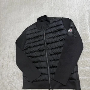 Moncler cardigan jacka   - En moncler cardigan jacka som passar perfekt till våren. Har använt jackan ett par gånger och den är i jätte bra skick. Skulle säga att jackan passar L/M. Pris går att diskuteras vid snabb affär. Är det något som ni undrar så är det bara att skriva:)