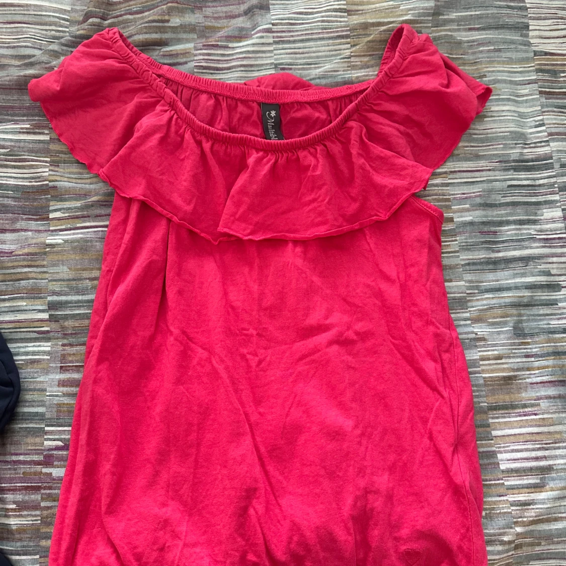 Rosa offshoulder topp med volang