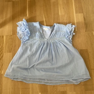 Ljusblå blus med volang från Gina Tricot - Supersöt ljusblå blus från Gina Tricot. Säljer då den inte kommer till användning längre! Skriv gärna om du har frågor💕