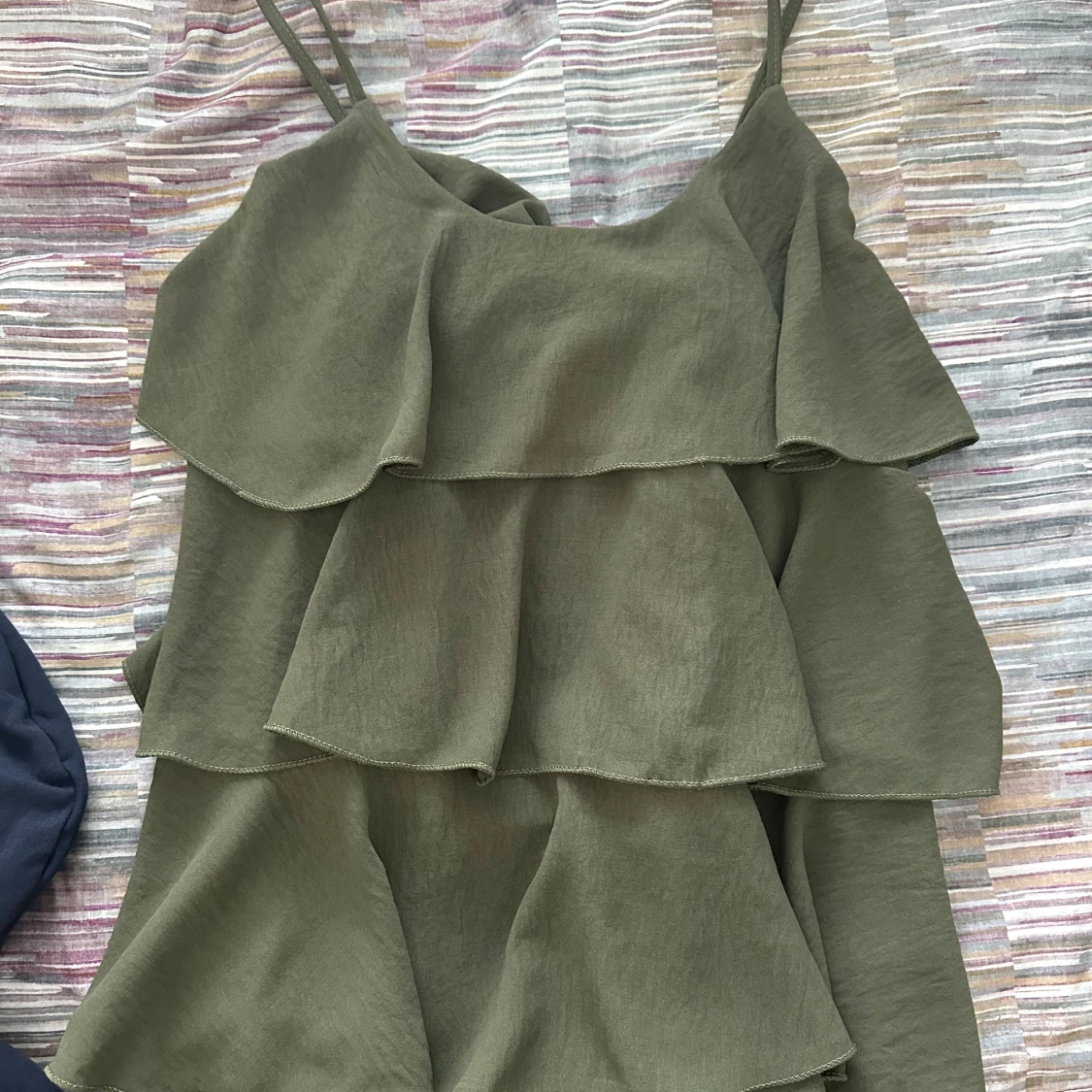 Olivgrön volangtop med smala axelband