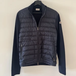 MONCLER CARDIGAN - Moncler hybrid zip cardigan - Storlek M fits S - Mycket fint skick - såklart äkta / deluxecloset hör av er vid minsta fundering eller frågor!