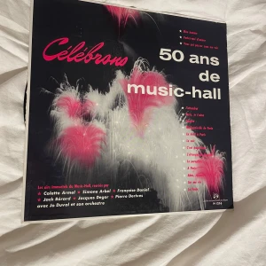 Célébrons 50 ans de music-hall - Upptäck 50 år av ikonisk music-hall med klassiska låtar och artister! Perfekt för dig som älskar musikens historia och vill dyka in i Paris glittrande showvärld. En unik samling för unga vuxna som vill utforska retrovibbar och tidlös underhållning.