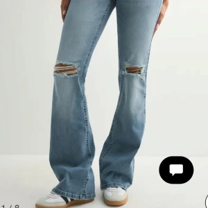 Bootcut ljusblå jeans med slitningar - Säljer dessa oanvända ljusblå bootcut jeansen från Nelly, pris kan diskuteras 