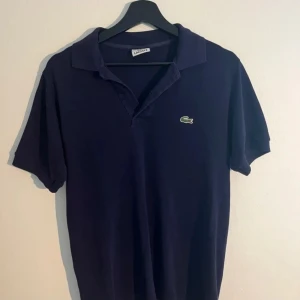 Lacoste piké  - Säljer nu min Lacoste piké i storlek M färg mörkblå. Pikén är i utmärkt skick och knappt använd. Bara att skriva vid frågor:)
