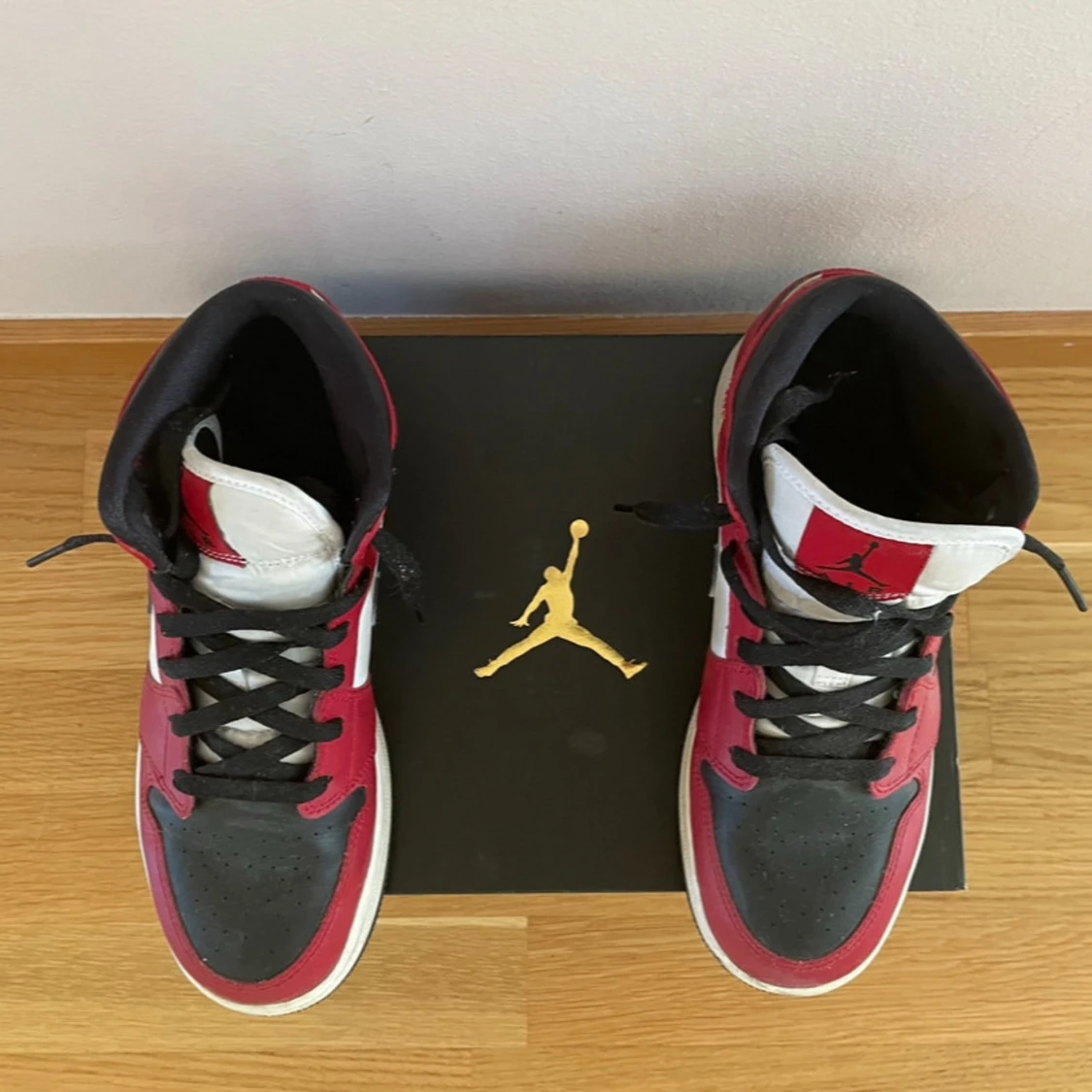 Jordan 1 Mid Röd, Vit och Svart - 1