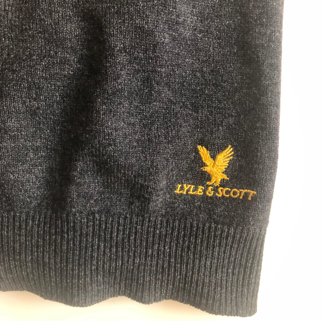 Mörkgrå stickad väst från Lyle & Scott - 1