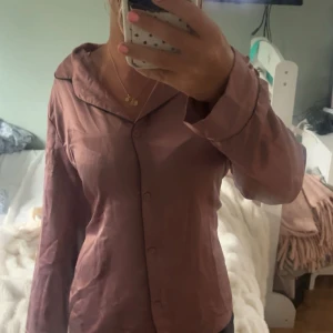 Lilia Pyjamas tröja  - Jätte mysig pyjamas tröja från ladies lounge i storlek s men passar xs också. 