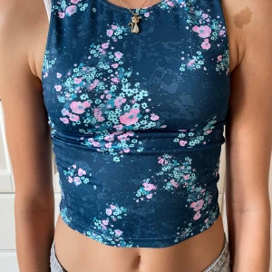 Blommig croppad linnetopp från SOC - Supersnygg träningstopp! Står att den är 158-164 men jag skulle mer säga 152-156 men om man gillar att den är kortare är det perfekt!