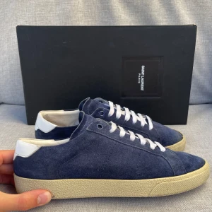 Saint Laurent skor  - Hej! Säljer nu dessa sjukt snygga ysl skor. Skorna är i toppskick! Vi rekommenderar att gå ner en storlek. Har ett begränsat antal boxar och dustbag! Hör gärna av dig vid frågor 