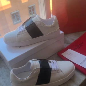 Valentino Open - Nu är dessa sjukt fräscha Valentina Open till salu. De är i rent nyskick, helt perfekta nu till svenska sommaren! De är självklart Äkta med kvitto som tydligt äktighetsbevis tveka inte att skriva vid minsta fundering!!