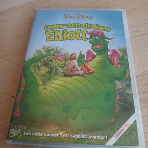 Peter och draken Elliott – Disney DVD (Svenskt tal) - En charmig Disneyklassiker från 1977 om vänskap och äventyr! ✨ Svenskt tal och textalternativ på flera språk ✨ Speltid 102 min, familjefilm 💿 Skivan har några små repor men inget som bör påverka uppspelningen. Perfekt för Disney-samlingen!