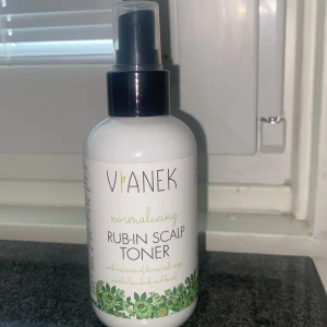 Vianek Rub-In Scalp Toner - Vianek normalizing Rub-In Scalp Toner med extrakt av åkerfräken, salvia, nässla, kardborre och björk. Kommer i en vit plastflaska med sprayfunktion och grönt blommönster längst ner. Perfekt för dig som vill fräscha upp hårbotten.