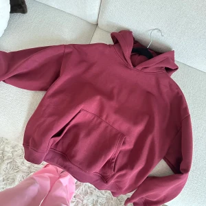 Hoodie - Hoodie i storlek L men passar S från Lager 157, aldrig använd