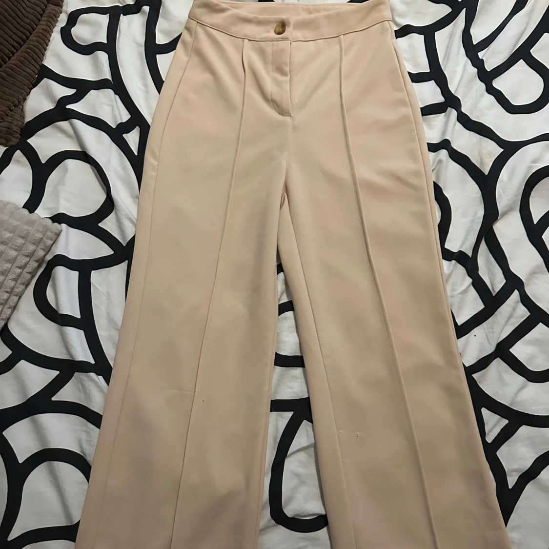 Beige kostymbyxor med pressveck