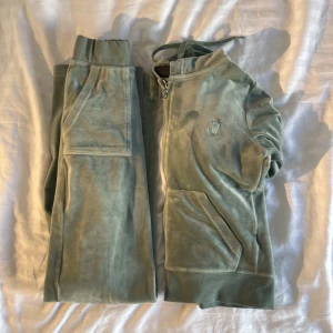 Grönt juicy couture set - Grönt juicy couture set i bra skick! Storleken är S på både tröjan och byxorna. Jag säljer även delarna var för sig om man bara vill köpa ett av plagen men setet är billigare att köpa om man vill köpa båda två💓 Snöret till juicy couture byxorna är dock borta men annars inga större problem💞