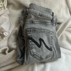 Grå stitch jeans Nelly - Grå Nelly jeans som är stretchiga och lågmidjade🩷💞🙌