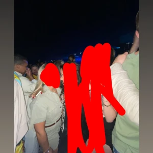 Kort grön skjortklänning från Zara - Superfin kort skjortklänning från Zara i grön ton. Klänningen har korta ärmar, krage, knappar framtill och två stora bröstfickor. Tillverkad i jeans material och har fickor både fram och bak. Perfekt för dig som gillar chill och stilren look. Så fint med ett skärp i midjan. På bilden ser den lite mer grå ut, men är mer grön i verkligenheten. Den är använd 1-2 gånger