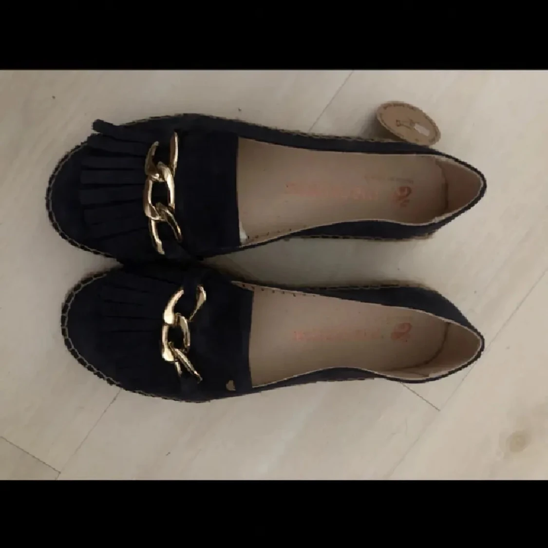 Mörkblå loafers med guldkedja - 1