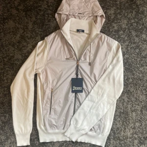 Herno cardigan - Eftertraktad Herno cardigan som knappt går att hitta 🙌 Storlek | IT 48 vilket motsvarar S/M Nypris | 5000-6000kr | Skick 10/10 (Helt ny) | Hör av er vid minsta fundering eller fråga priset kan diskuteras vid snabb affär 👍✅