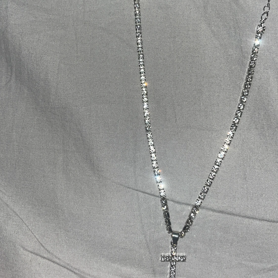 Glittrigt halsband med korsberlock - 1