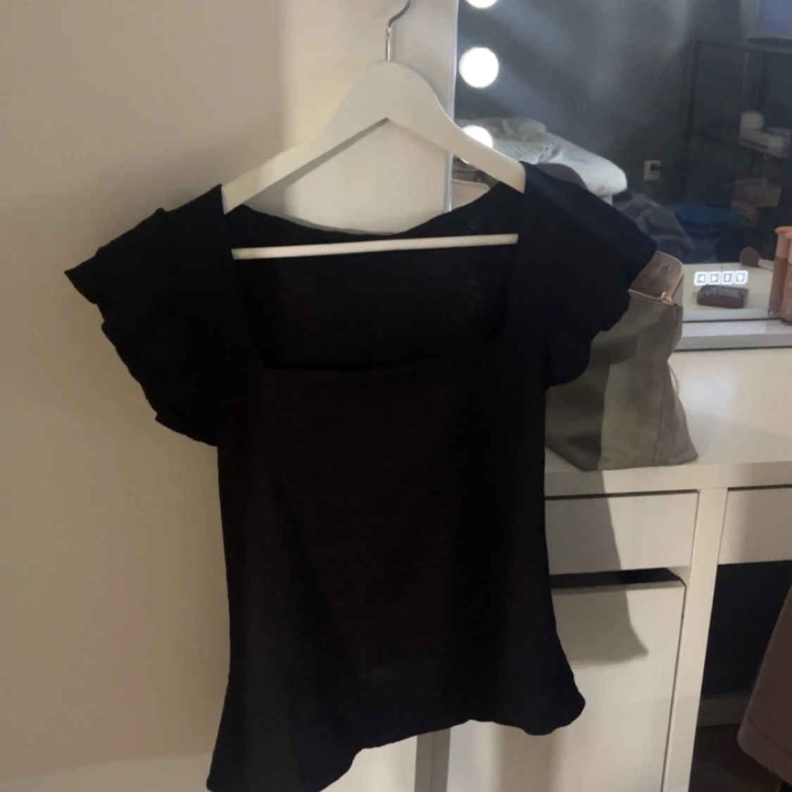 Svart blus med volangärmar