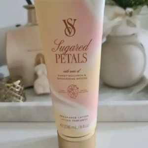 Sugared Petals lotion från Victoria's Secret - Sugared Petals Fragrance Lotion från Victoria's Secret med doft av sweet macaron och shimmering woods. Tuben är pastellfärgad i rosa, gult och vitt, rymmer 236 ml och har vegansk formula utan färgämnen. Perfekt för dig som vill ha en söt och blommig doft på huden. Helt ny och oanvänd