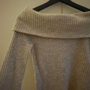Beige ribbad offshoulder stickad tröja - Söt off shoulder stickad tröja! 💓
