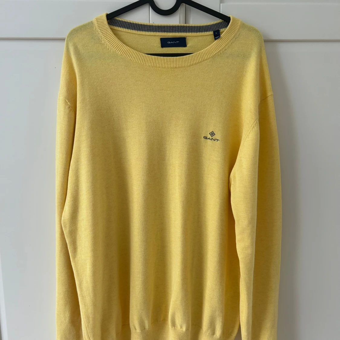 Gul stickad tröja från GANT