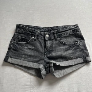 Lågmidjade jeansshorts - Grå lågmidjade jeansshorts med slitningar på framsidan. Verkligen supersnygga men lite för små på mig som brukar ha storlek 36-38. De är storlek 8 men de känns som en storlek mellan 34 och 36! 💕
