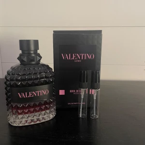 Valentino born in Roma intense  - Born In Roma Intense 2x5 sample. Doften har inslag av vanilj, lavendel, aromatiska och träiga toner samt en söt och kryddig karaktär. Den passas prefekt till utekvällar året runt även som daglig under vintern. Priser : [2ml för 35] [5ml för 65] [10ml för 120] [30ml för 380] nypris: 1360 för 100ml
