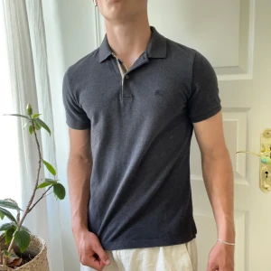 Burberry pike  - Nyskick Burberry pike grå. Modellen är 180,75 kg och bär M. Kom med frågor! 