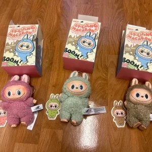 3 lafufus, rosa, grön, beige, alla 3 för 350kr sammanlagt! - Säljer 3 lafufus (alltså EJ äkta labubus!) Korten är med, boxarna är något skrynkliga (kom så från leveransen). Boxarna är öppnade, men går att stänga relativt bra ändå (se bild). Påsarna är inte med. Om ni vill ha mer bilder är det bara att säga till. Alltså alla 3 för 350 kr. (Skulle endast en lafufu önskas så kan jag göra nya annonser med nya priser, men säljer helst alla 3 tillsammans)