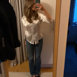 Vit silkesblus från Fabrizio Monti - Vit blus i glansigt silke. Knappt använd i gott skick.