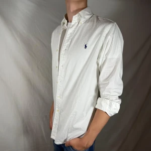 Ralph Lauren Pike - Hej säljer nu min fina Ralph Lauren Skjorta i storlek M. Den är i använtskick med få fläckar som går förmodligen bort på en tvätt(se bild 4/5). Kommer vara supersnygg vid skolstart. Nypris ca 1600kr!