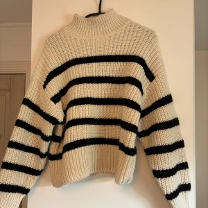 Randig stickad polotröja XS - Säljer en mysig stickad polotröja från Hollister i storlek XS. fint skick