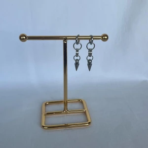 Silvriga örhängen med kedjor och spikes - Säljer ett par coola silvriga örhängen med kedjor och små konformade spikes längst ner. De har en edgy vibe och passar perfekt för dig som gillar att sticka ut. Örhängena är i metall och har en modern, industriell look.
