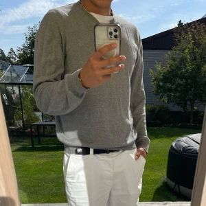 Tröja - | Säljer en snygg v-ringad tröja från Atlant | Tröjan går att styla med en skjorta under | Storlek M passar även L | Skick 9/10 använd men fortfarande som ny | Pris 69 |