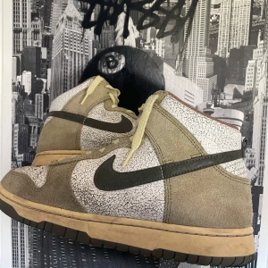 Nike Dunk High Retro Halloween 2021 - Unika Nike Dunk High sneakers med crackad vit panel, beige/khaki mockadetaljer. Skorna var använda mest under två sommrar och ej använde tills dess. Säljer de relativt billiga eftersom jag har ej användning för dem. Pris går att diskuteras. 