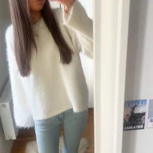 Vit fluffig stickad tröja - !kom med prisförslag! Supermysig vit stickad tröja, använd men inga tecken på de! Storlek L men jag brukar ha xs/s och den sitter fint oversized på mig 💕💕 tyvärr ingen lapp inuti tröjan och kommer inte ihåg vart jag köpt den 🥰