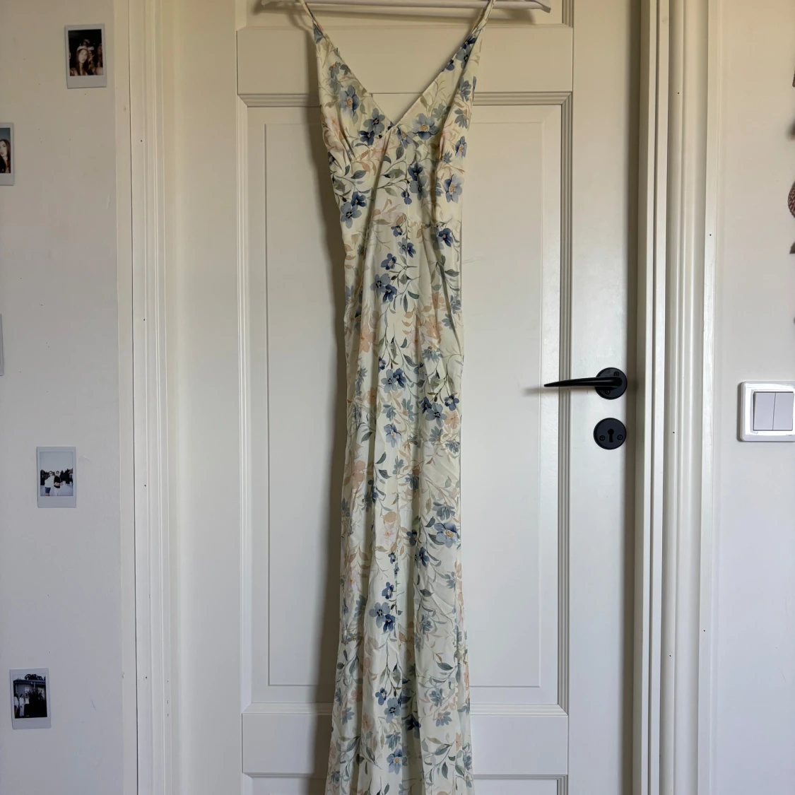 Blommig långklänning med öppen rygg - 3