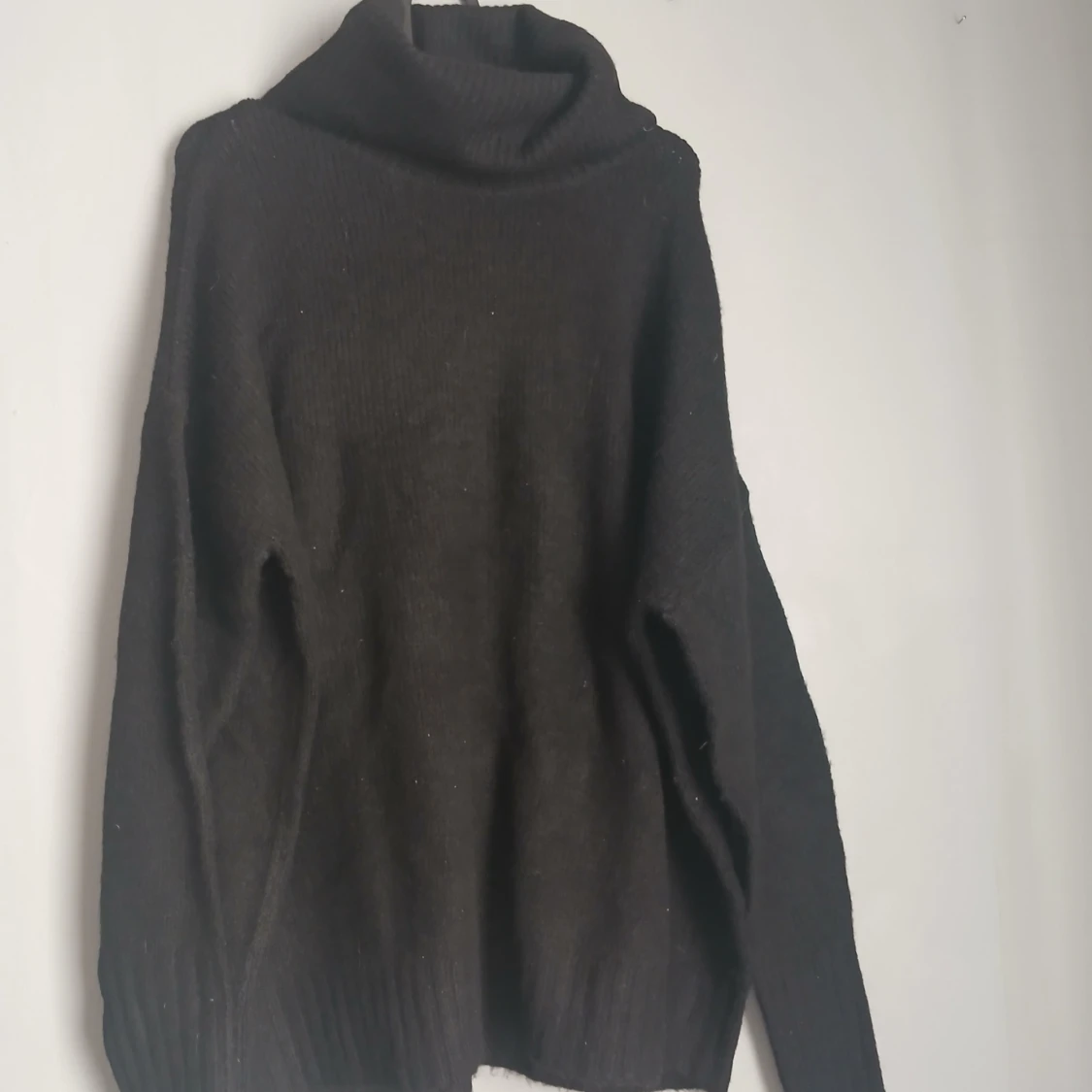 Oversize svart polotröja – mysig & stilren! 🖤 - 1