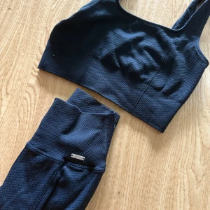 Tröningset från Aimn  - Använd 1 gång tights storlek xs och topp m 