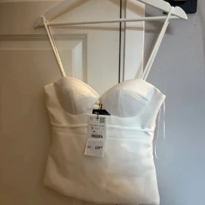 Vit korsettopp från Zara - Skitsnygg eftertraktad topp från zara som inte säljs längre🩷 