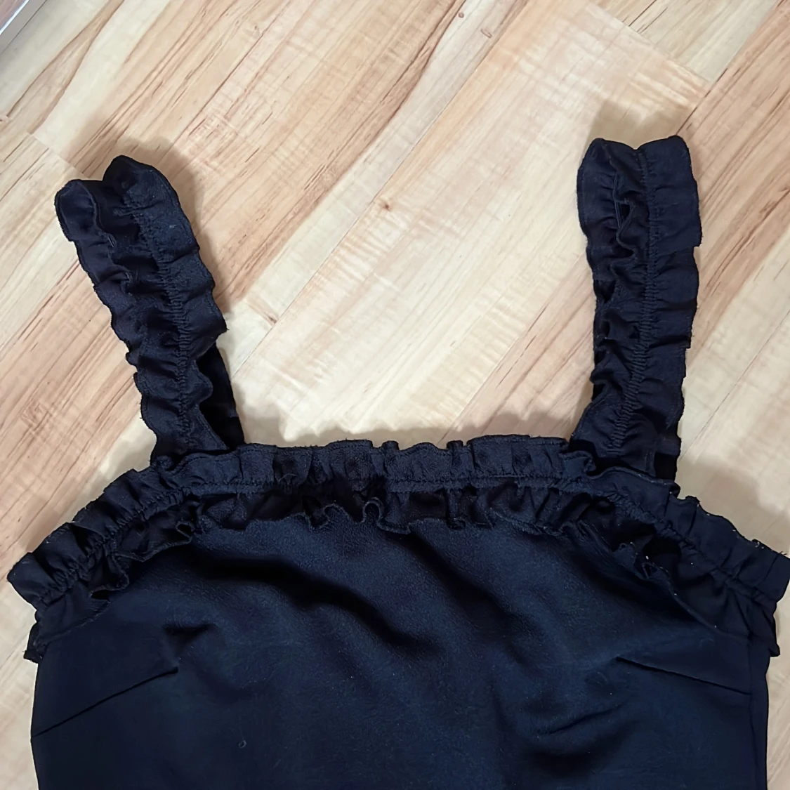 Svart linnetopp med volang - 2