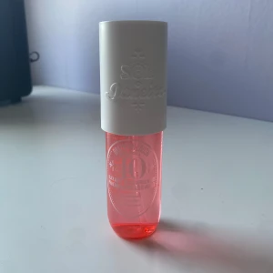 Sol de Janeiro Cheirosa 40 mist - Sol de Janeiro Cheirosa 40 Brazilian Crush Perfume Mist med doft av black amber plum, vaniljträ, jasmin och brasiliansk orkidé.Perfekt för dig som gillar söta och exotiska dofter. Priset går absolut att diskutera!🫶🏻🎀 har även en till likadan och två 59 och en kräm i doft 68 och en body wash i doft 68❤️